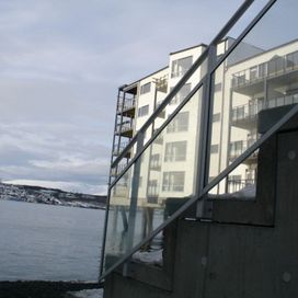 Tomasjordnes, Tromsø Rekkverk i natureloksert aluminium Med glassfylling
