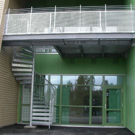  Langnes Skole, Tromsø Spiraltrapp i galvanisert stål Rekkverkramme i galv. Stål Perforerte fyllingsplater Håndløpere i rustfritt stål