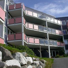 Aslaksvingen Brl. Tromsø Rekkverk i naturel.alu. Med fylling av plexiglass og formicaplater